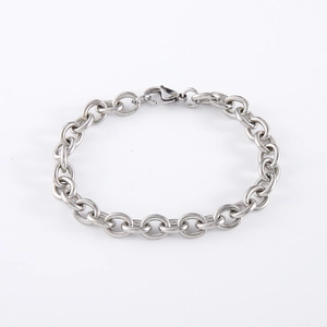Dettaglio ravvicinato di un bracciale a catena in acciaio inossidabile argento con moschettone