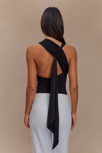 Dettaglio del retro del top nero in maglia senza schienale con nodo e nastri eleganti
