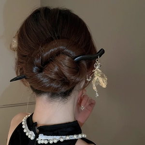 Pic à cheveux noir élégant avec pendentif poisson doré pour chignons de style