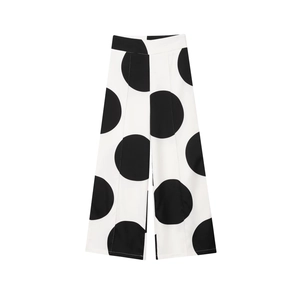 Pantalones de pierna ancha con talle alto y estampado de lunares en blanco y negro
