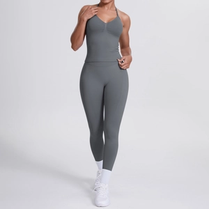 Detail von grauem Yoga-Set mit Neckholder-Top und High-Waist-Leggings mit Push-up-Effekt