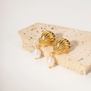 Boucles d'oreilles coquillage en or 18K avec perles d'eau douce naturelles