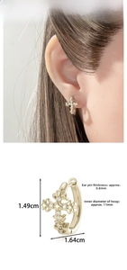 Dimensions détaillées de la boucle d'oreille croix vintage dorée sertie de zircones