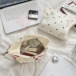 Détail de la trousse de toilette florale en toile avec fermeture éclair pour le voyage