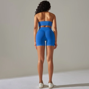 Dettaglio del set yoga blu reale a coste con reggiseno sportivo aperto e pantaloncini