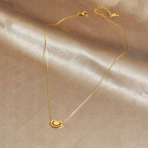 Collier en acier inoxydable plaqué or avec double pendentif cœur évidé sur satin champagne