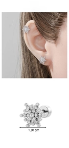 Detailed snowflake stud earring featuring central pearl and zircons with 1.01cm scale