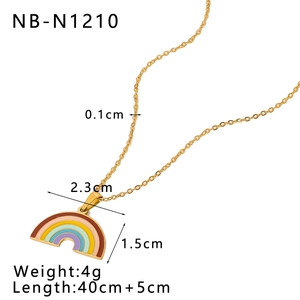 Détail macro du pendentif arc-en-ciel doré avec les spécifications du modèle NB-N1210