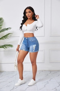 Detail von blauen Damen-Jeans-Shorts mit Destroyed-Effekten und modischen Aufschlägen
