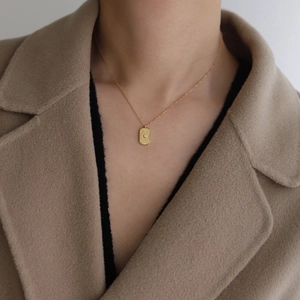 Collier chic en plaqué or 18 carats avec pendentif rectangulaire gravé soleil et lune