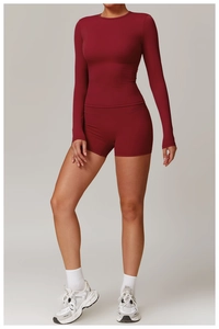 Haut de fitness rouge à manches longues et short de yoga taille haute pour femmes