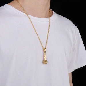 Collier hip hop avec pendentif microphone doré et chaîne torsadée porté par un modèle