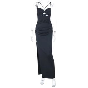 Détail de robe longue noire moulante avec découpe poitrine et fronces latérales