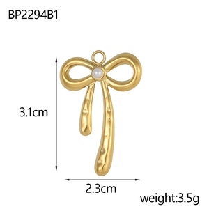 Pendentif nœud doré avec perle, dimensions 3,1cm x 2,3cm, poids 3,5g, vue de détail