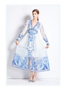 Détail d'une robe fleurie bleue et blanche à col en V, manches longues et taille haute
