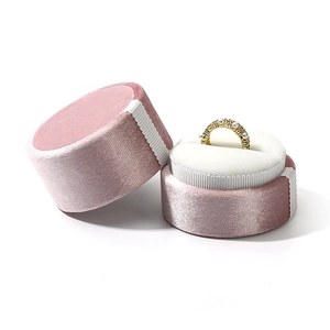 Boîte à bijoux cylindrique en velours rose avec coussin blanc pour bagues et boucles