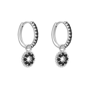 Détails de boucles d'oreilles argentées avec zircones noirs micro-pavés sur pendentifs ronds