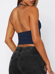 Detalle del top halter azul marino con costuras de encaje y diseño de espalda abierta