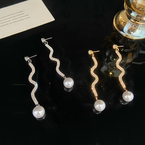 Lange S-Kurve Ohrhänger mit funkelnden Strasssteinen und weißen Perlen in Gold und Silber
