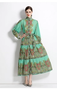 Vue détaillée d'une robe longue vert menthe avec imprimés baroques et col montant