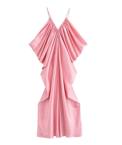 Dettaglio dell'abito sottoveste in raso rosa con scollo a V e drappeggi laterali arricciati