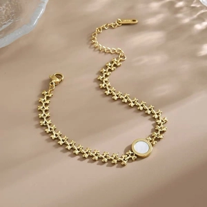 Elegant gold bracelet featuring a round mother of pearl inlay and wheat ear chain design