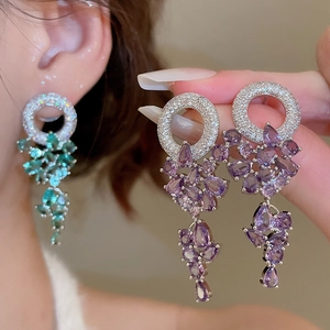 Détails des boucles d'oreilles pampilles aux cristaux violets et bleus