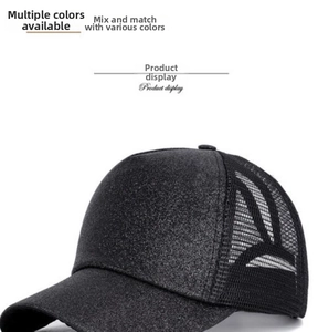 Dettaglio del cappellino da baseball nero con glitter, foro per coda di cavallo e rete