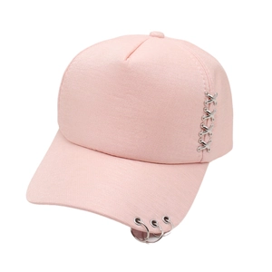 Casquette de baseball rose avec strass et anneaux métalliques au style punk