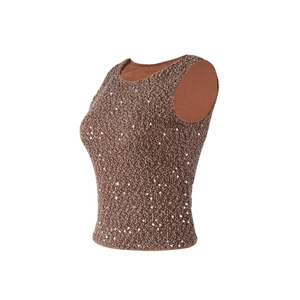 Détail du débardeur marron à paillettes montrant le tissu brillant et la coupe ajustée