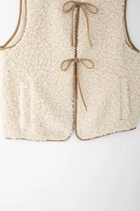 Gilet en polaire sherpa avec fermetures à lacets bruns et détails contrastés