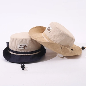 Dettaglio di cappelli alla pescatora in nylon ad asciugatura rapida con lacci regolabili