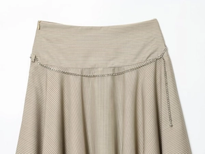 Vue détaillée des fines rayures beiges et de la ceinture chaîne sur cette jupe midi