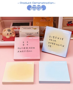 Primo piano di quattro set di foglietti adesivi sfumati con design Yolk Summer