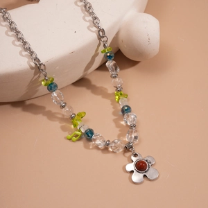 Collier artisanal avec pendentif fleur, perles de verre et chaîne en métal argenté