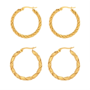 Boucles d'oreilles créoles dorées en acier titane avec design torsadé élégant