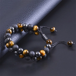 Bracciale a doppio strato in occhio di tigre e pietra lavica regolabile per uomo, vista laterale