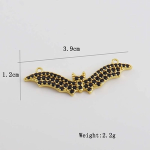 Vue détaillée du pendentif chauve-souris plaqué or 18K avec oxydes de zirconium noirs