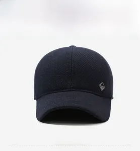 Vorderansicht der dunkelblauen Wollcap mit Diamant-Metalllogo und feiner Twill-Struktur