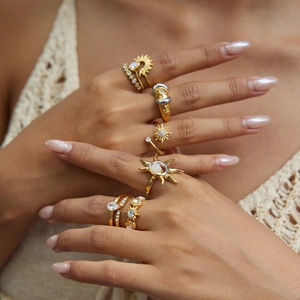 Boho-Ring-Set aus Titanstahl mit Mondstein und Zirkonia an der Hand eines Modells