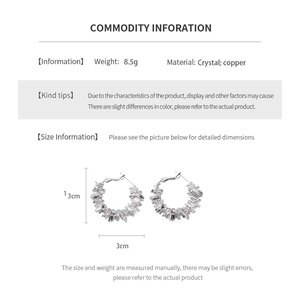 Détail des boucles d'oreilles géométriques en cristal de 3cm avec détails sur les matériaux