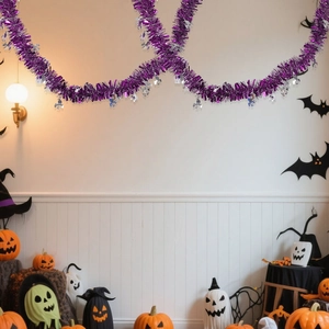 Détail de la guirlande violette de 2m avec pendentifs fantômes pour déco de Halloween