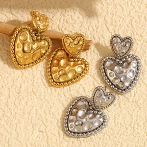 Boucles D'oreilles Cœur Pendantes Pour Femmes Acier Inoxydable 316L Plaqué Or 18K Double Cœur Martelées Élégantes