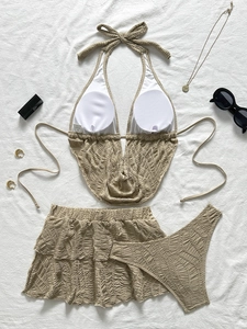 Flachbild eines khakifarbenen dreiteiligen Bikinisets mit Strukturstoff und Rüschenrock