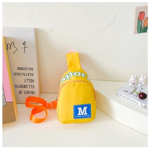 Détail du sac de poitrine jaune en nylon pour enfants avec sangle orange et imprimé sport