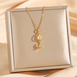 Collier tulipe doré élégant avec pierre œil de chat et zircone sur boîte à bijoux