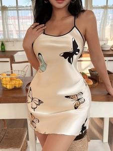 Dettaglio camicia da notte in raso crema con stampe farfalla e spalline sottili