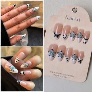 Faux ongles 3D fleurs bleues style french noir et blanc forme amande longue