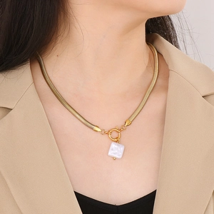 Collier chaîne serpent dorée rétro française avec pendentif carré en marbre blanc