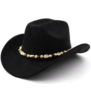 Détail d'un chapeau de cowboy en daim avec bande décorative en coquillages et perles